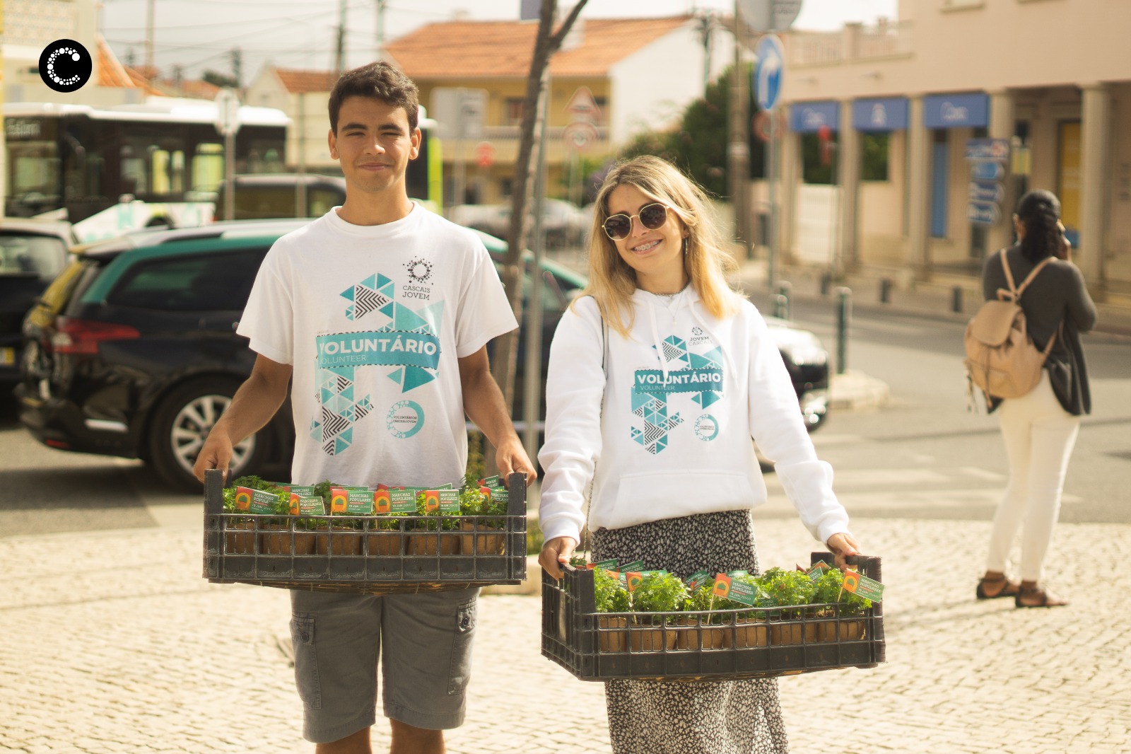 Voluntários Jovem Cascais a distribuir manjericos no concelho